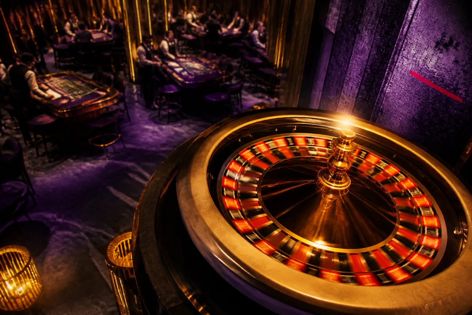 Illustration mit Drachenmotiv, Spielautomaten-Walzen und Spielkarten in warmen Rot- und Goldtönen.
